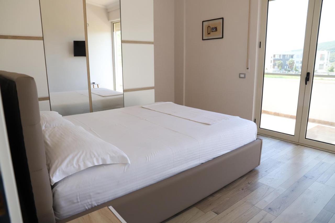 Tea Residence, Gjiri I Lalzit Apartments ドゥラス エクステリア 写真