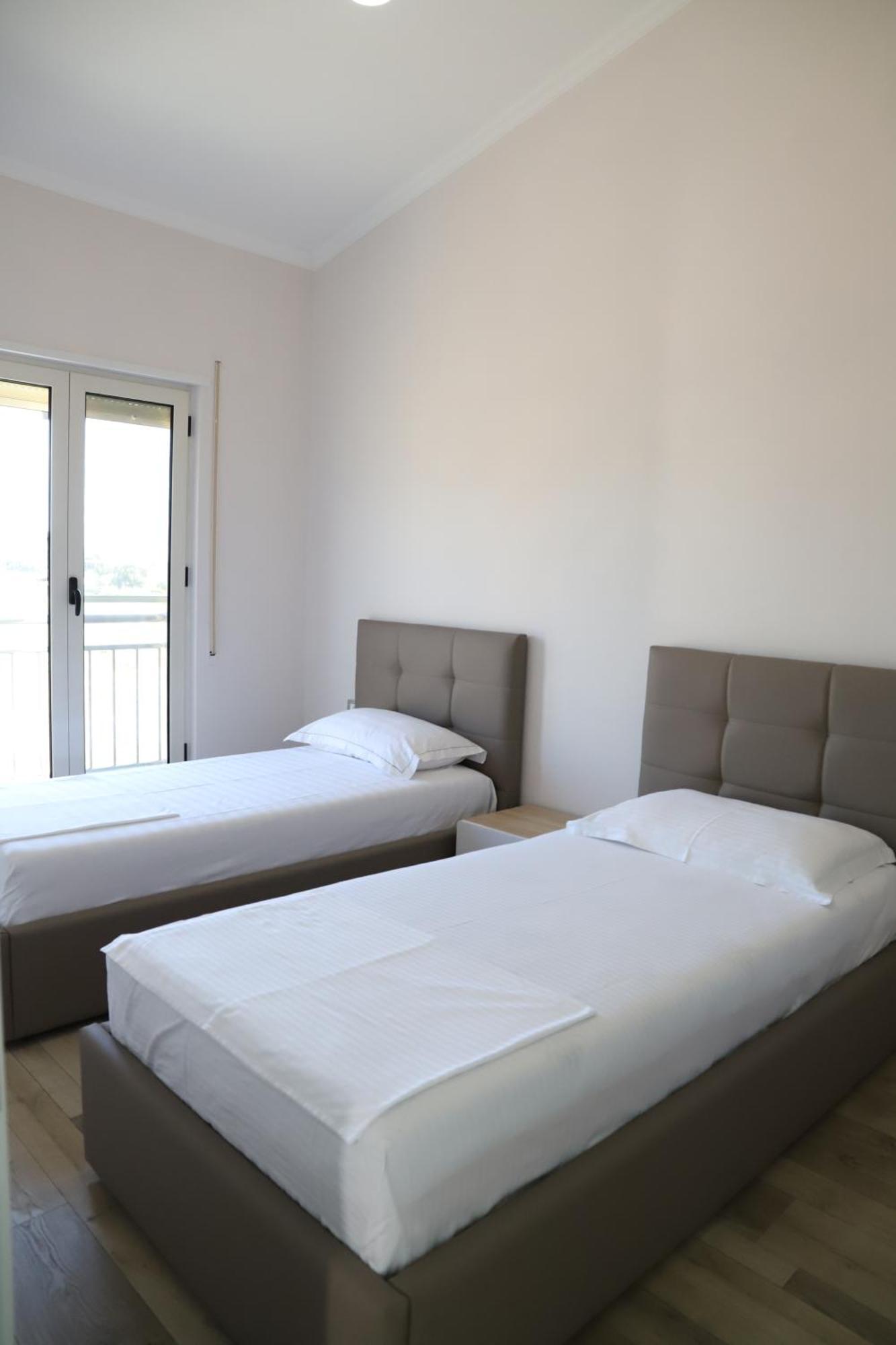 Tea Residence, Gjiri I Lalzit Apartments ドゥラス エクステリア 写真
