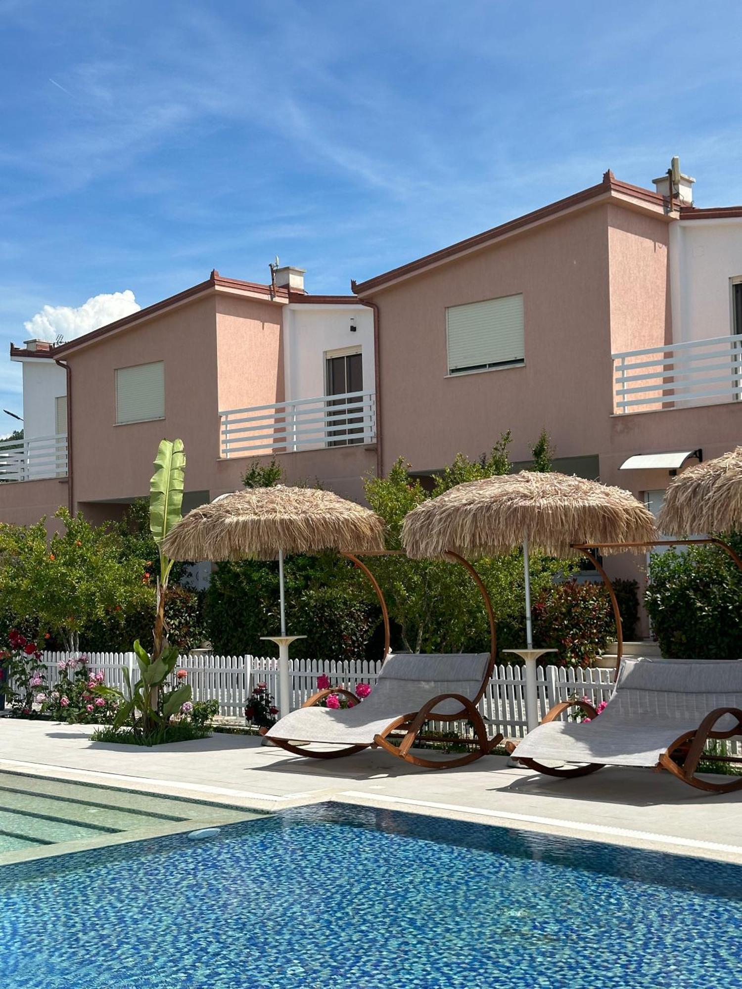 Tea Residence, Gjiri I Lalzit Apartments ドゥラス エクステリア 写真